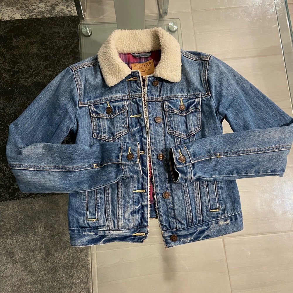 Hollister Flannel-Lined Trucker Jacket with Sherpa Collar (size XS, medium wash)